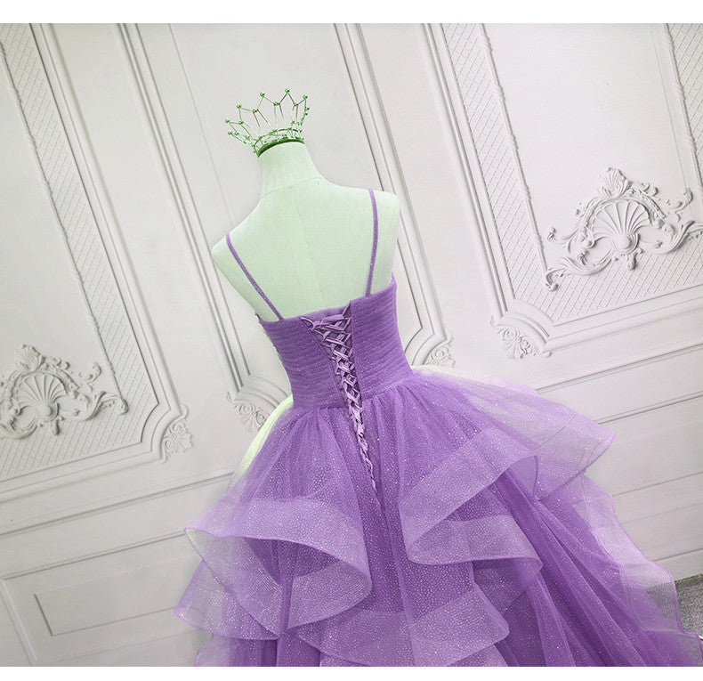 Hermoso vestido de noche largo con escote en V y capas de tul con tirantes morados 