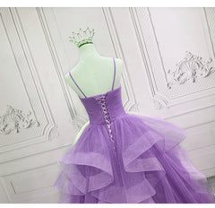 Hermoso vestido de noche largo con escote en V y capas de tul con tirantes morados 