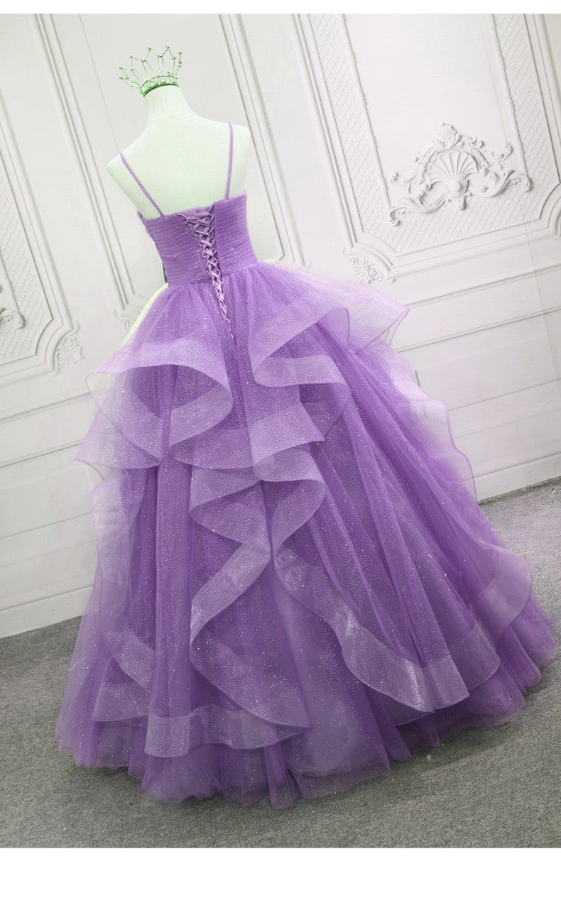 Hermoso vestido de noche largo con escote en V y capas de tul con tirantes morados 