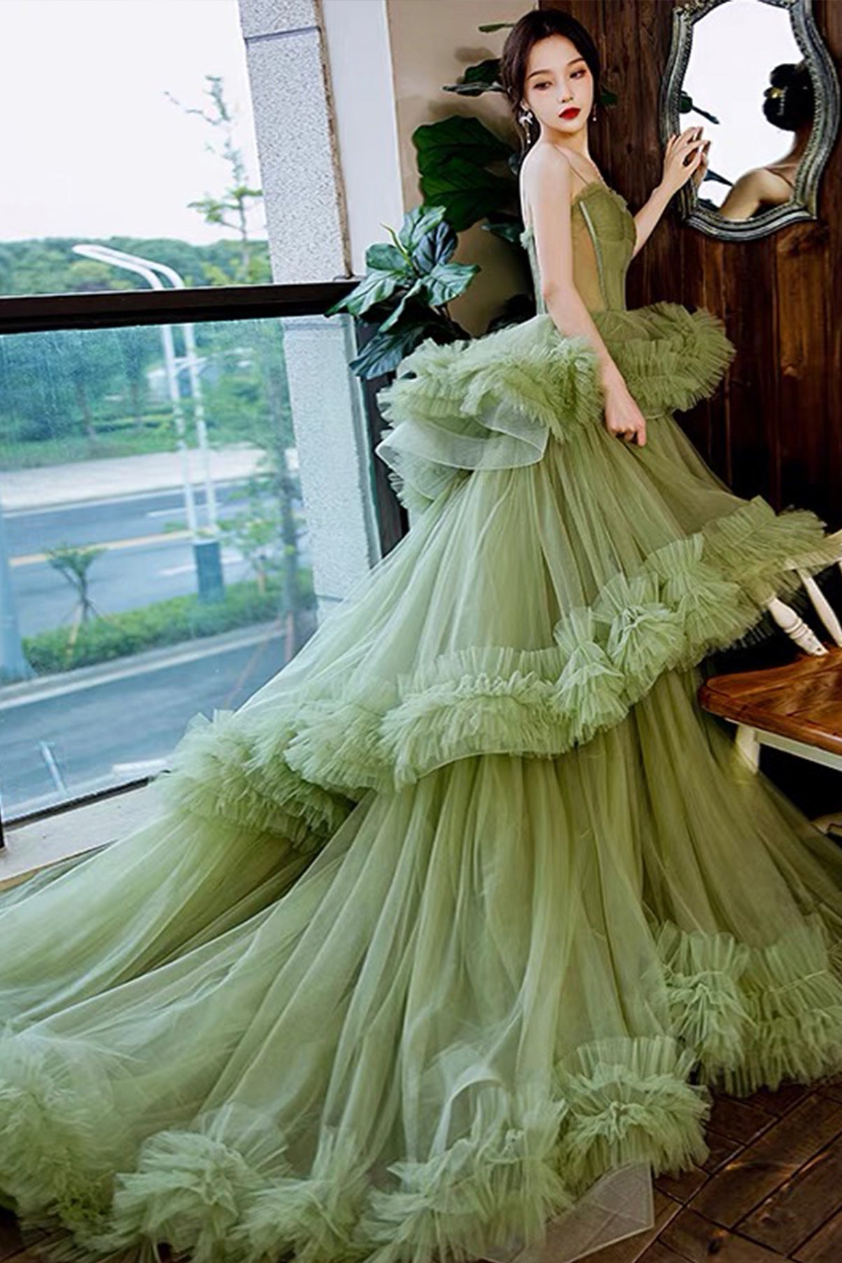 Vestido de noche largo con escote en forma de corazón, tirantes y capas de tul verde 