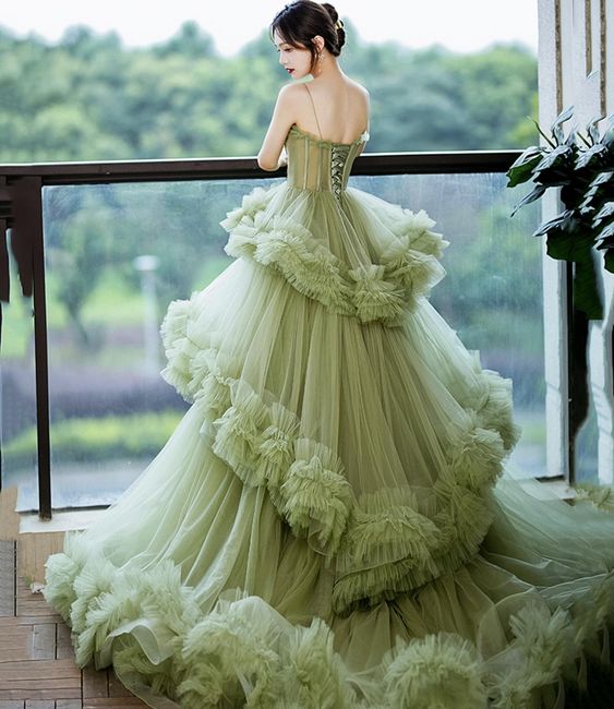 Vestido de noche largo con escote en forma de corazón, tirantes y capas de tul verde 