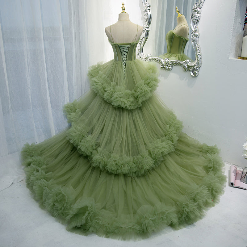 Vestido de noche largo con escote en forma de corazón, tirantes y capas de tul verde 