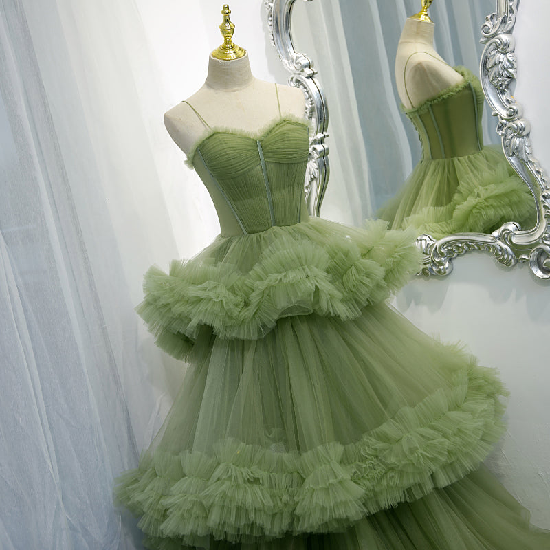 Vestido de noche largo con escote en forma de corazón, tirantes y capas de tul verde 