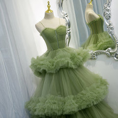 Vestido de noche largo con escote en forma de corazón, tirantes y capas de tul verde 