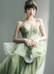 Vestido formal largo de tul verde con escote en forma de corazón 