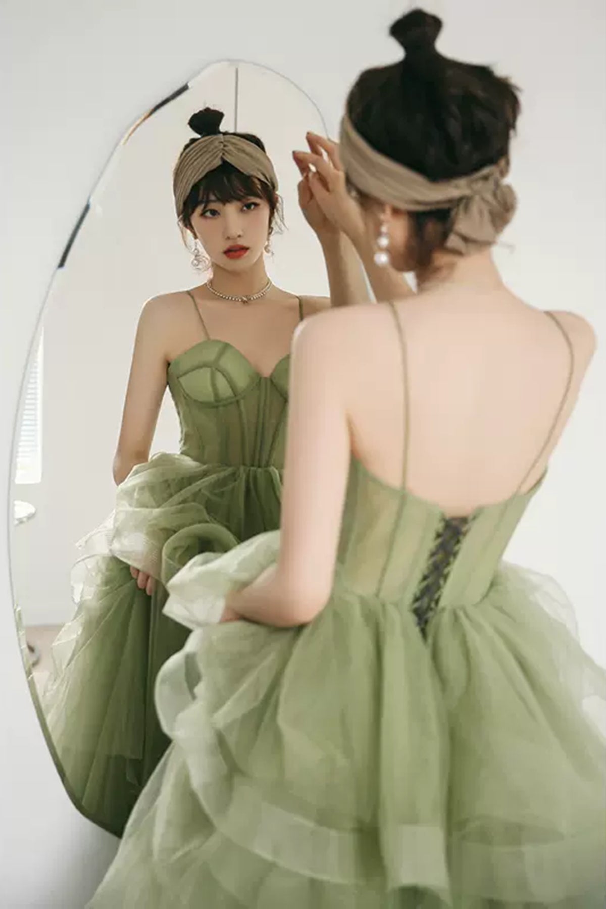 Vestido formal largo de tul verde con escote en forma de corazón 