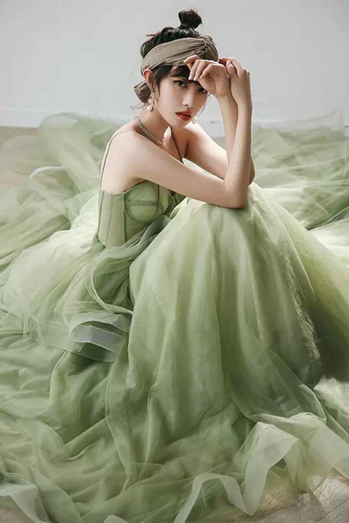 Vestido formal largo de tul verde con escote en forma de corazón 