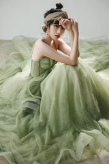 Vestido formal largo de tul verde con escote en forma de corazón 
