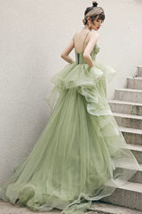 Vestido formal largo de tul verde con escote en forma de corazón 