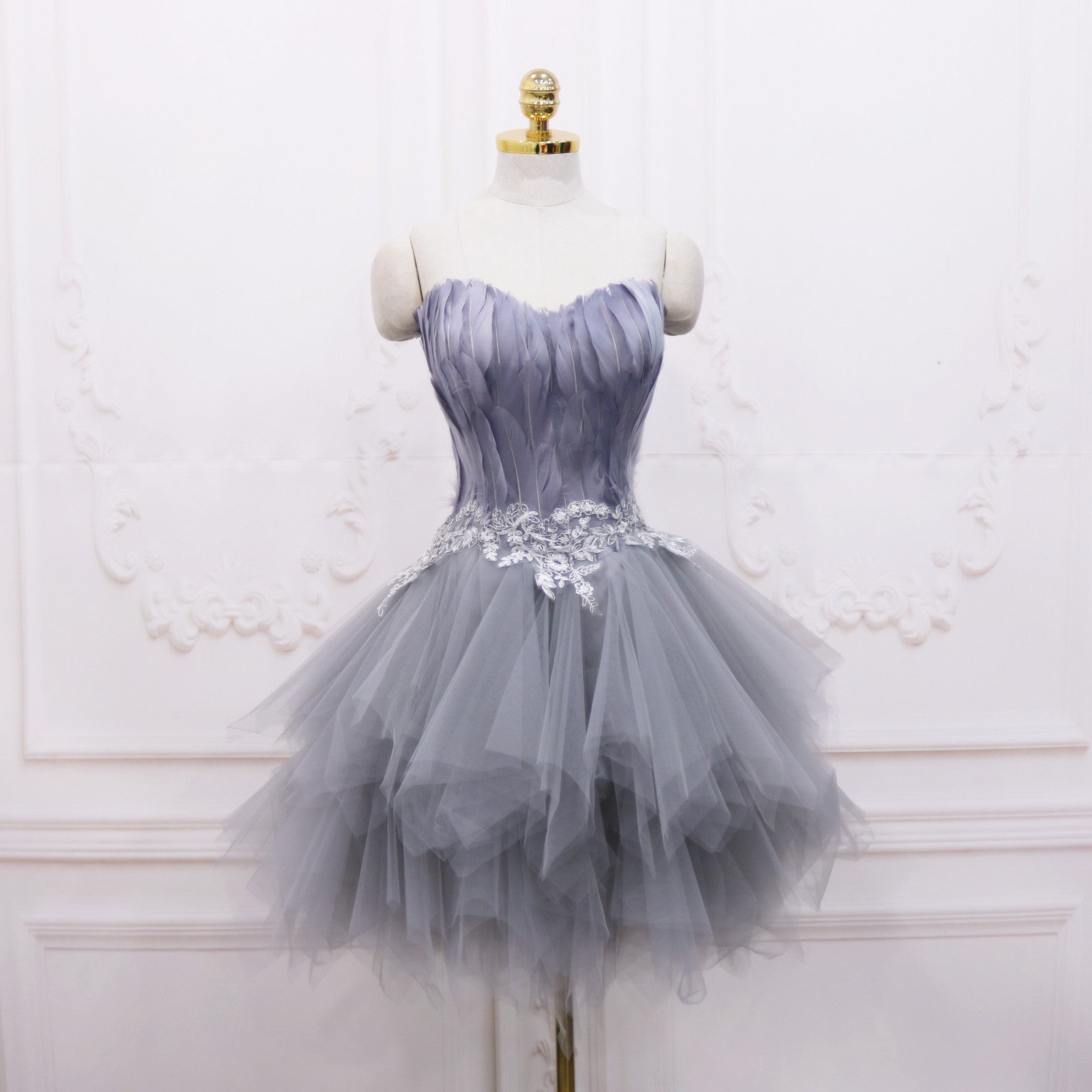 Vestido de fiesta corto de tul y plumas gris claro 