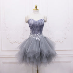 Vestido de fiesta corto de tul y plumas gris claro 