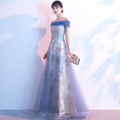 Vestido de noche largo de tul con hombros descubiertos y encaje azul claro 