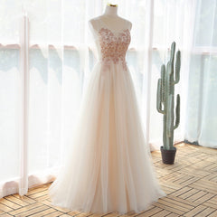 Hermoso vestido de fiesta de tul color marfil con escote en V y largo hasta el suelo 