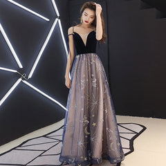 Hermoso vestido de fiesta de tul con tirantes y escote en V y terciopelo 