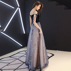 Hermoso vestido de fiesta de tul con tirantes y escote en V y terciopelo 