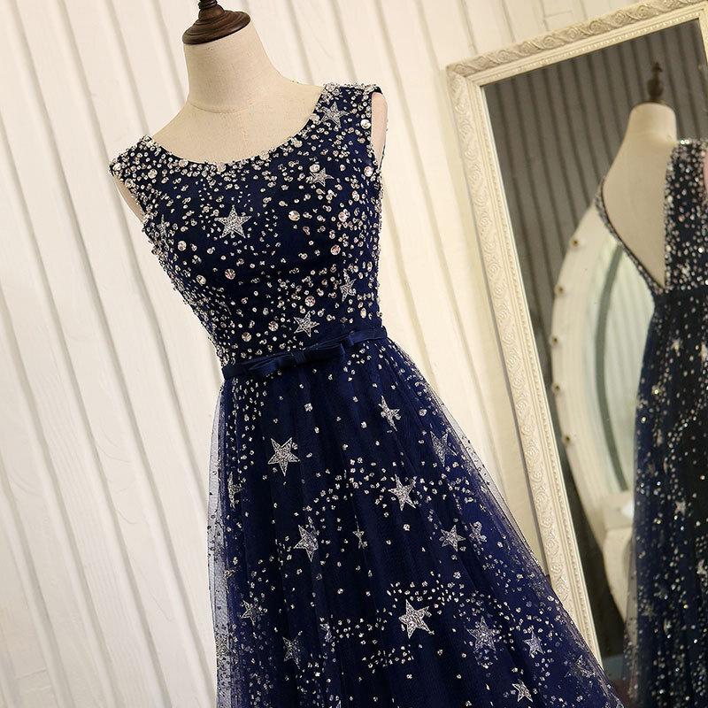 Vestido largo de fiesta con espalda en V de tul azul marino 