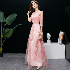 Precioso vestido de fiesta de encaje rosa con escote redondo y corte A 