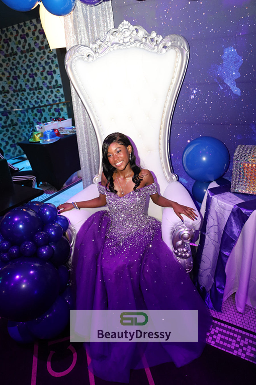 Vestido de fiesta con hombros descubiertos y brillo azul 