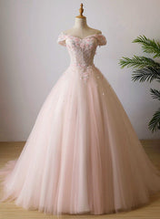Lindo vestido de fiesta con hombros descubiertos y flores de tul rosa claro 