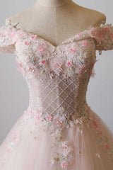 Lindo vestido de fiesta con hombros descubiertos y flores de tul rosa claro 