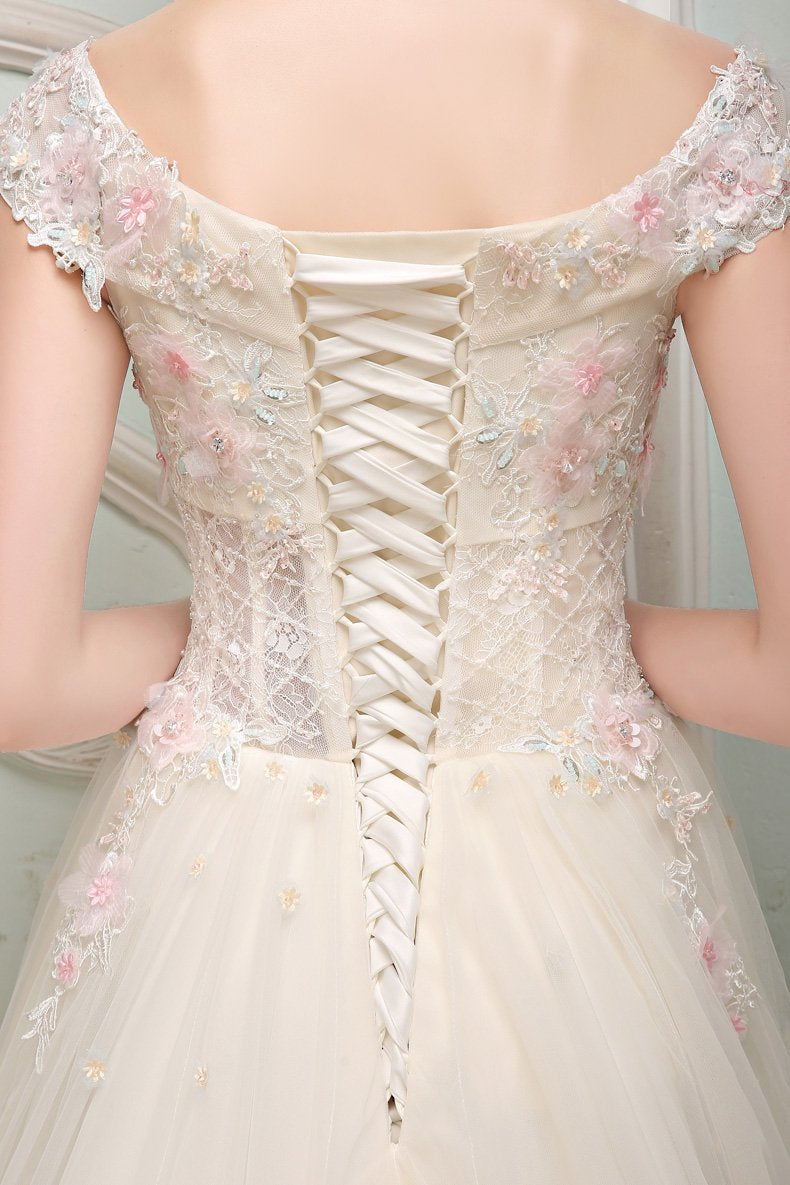Lindo vestido de fiesta con hombros descubiertos y flores de tul rosa claro 