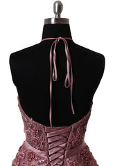 Vestido formal largo con cuello halter y cordones en color rosa 