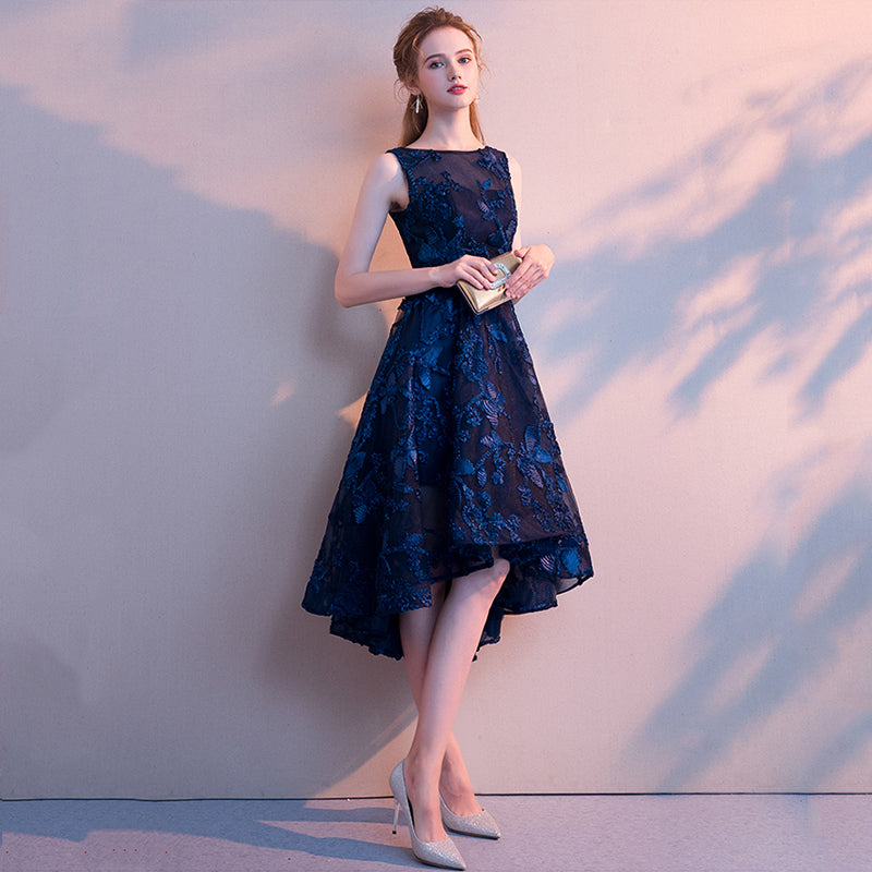 Vestido de fiesta azul marino de encaje con escote redondo alto y bajo 