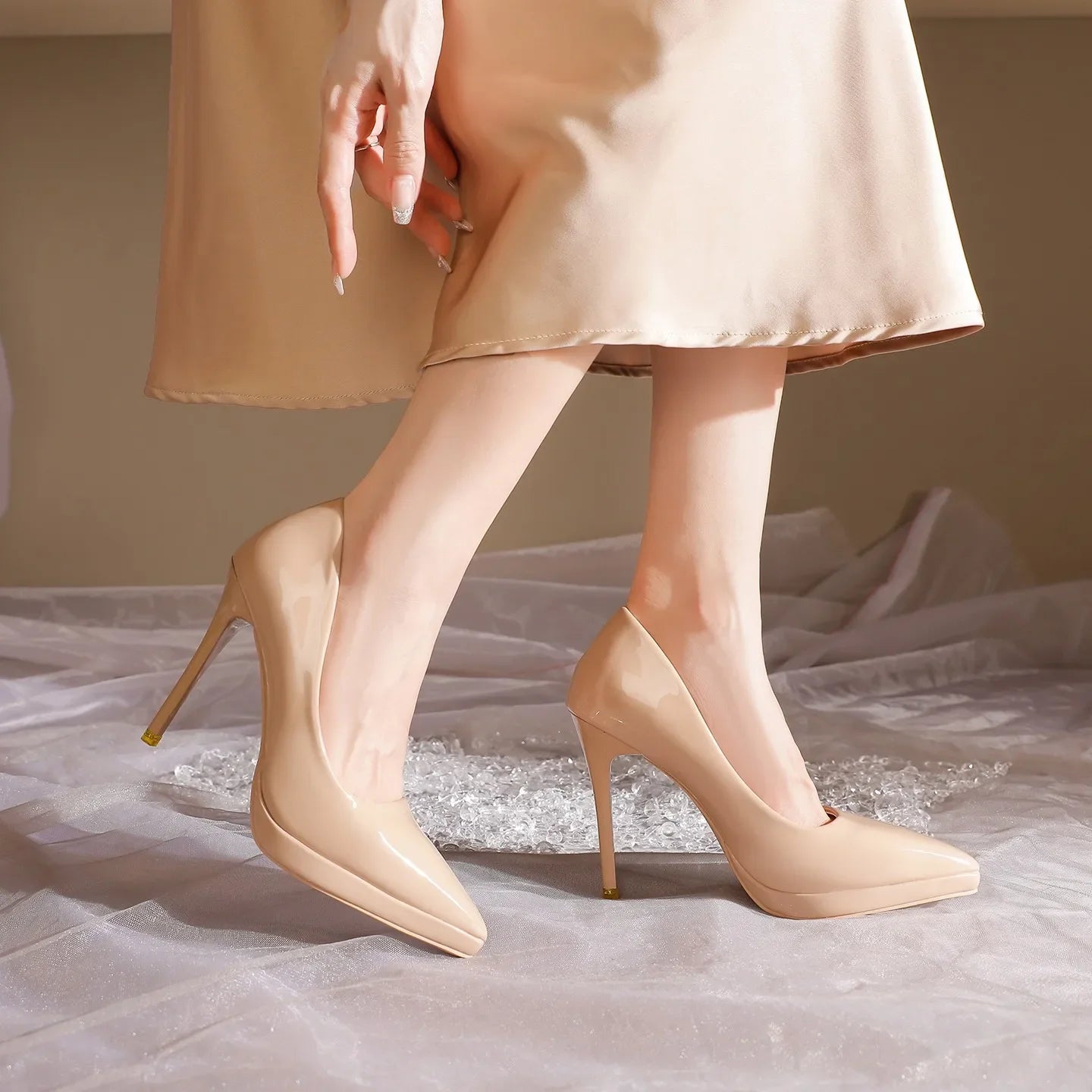 Lady pointed-toe high-heeled shoes (red) with a 8-centimeter heel