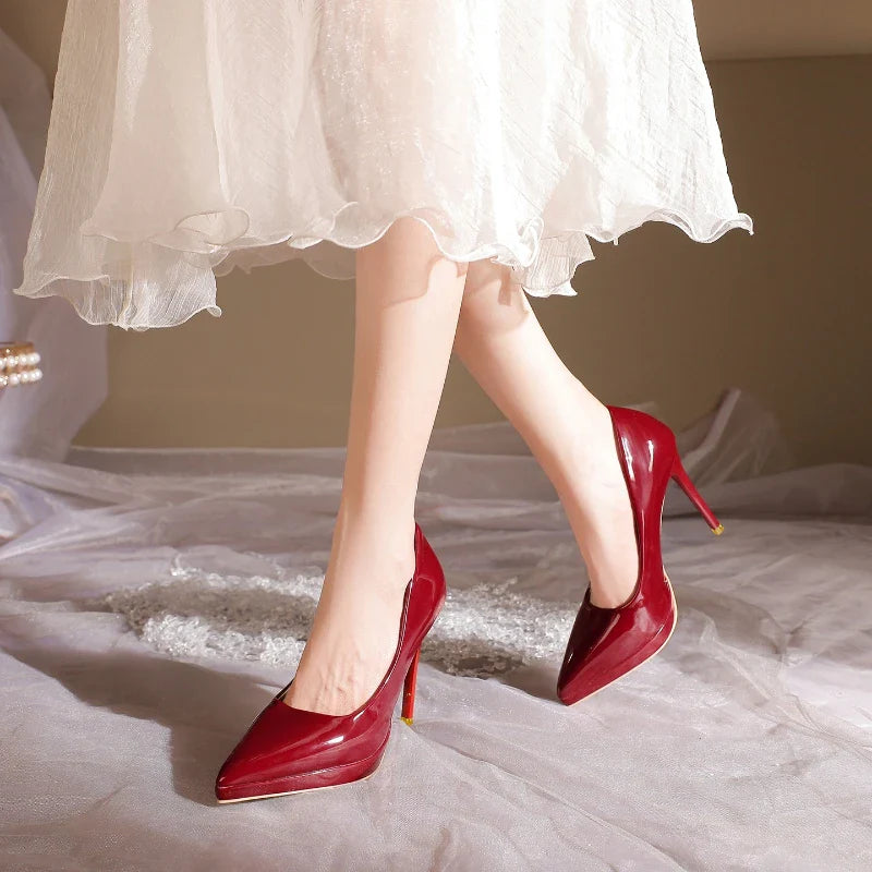 Lady pointed-toe high-heeled shoes (red) with a 8-centimeter heel