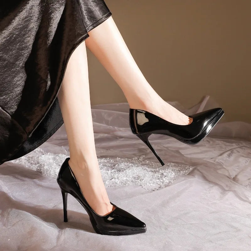 Lady pointed-toe high-heeled shoes (red) with a 8-centimeter heel