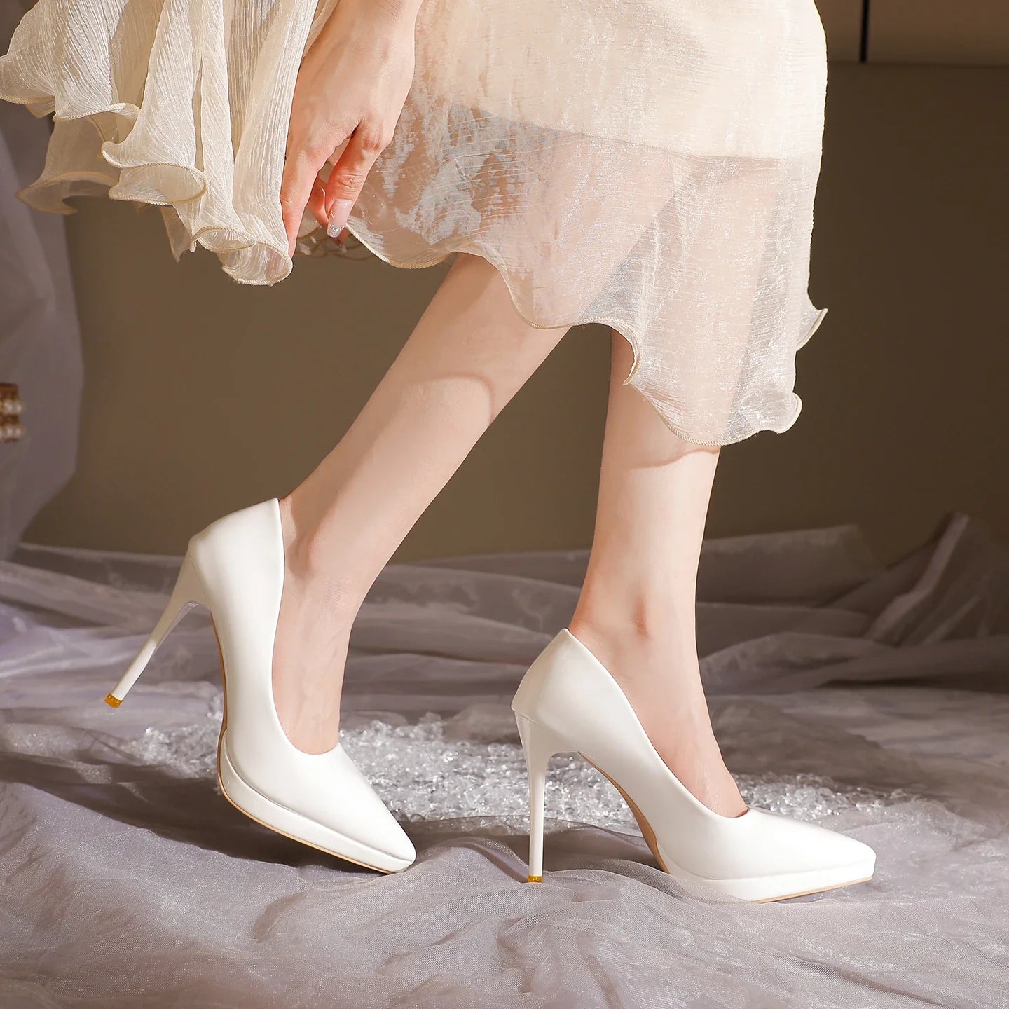 Lady pointed-toe high-heeled shoes (red) with a 8-centimeter heel