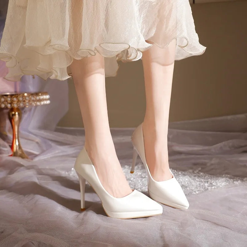 Lady pointed-toe high-heeled shoes (red) with a 8-centimeter heel