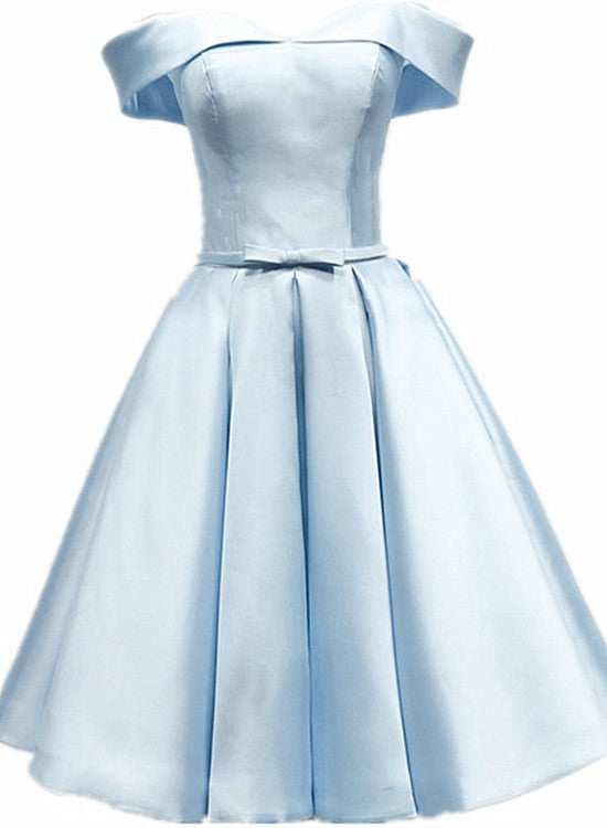 Vestido de bienvenida de satén azul claro con hombros descubiertos y largo hasta la rodilla 