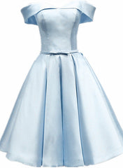 Vestido de bienvenida de satén azul claro con hombros descubiertos y largo hasta la rodilla 