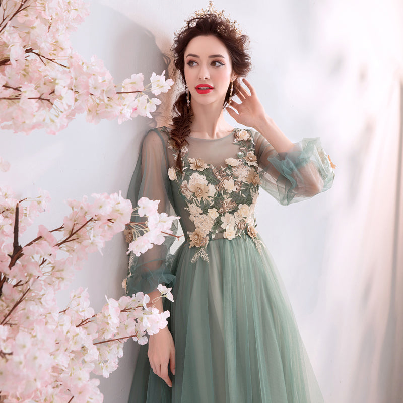 Vestido de noche de tul con mangas largas y flores verde claro en forma de A 
