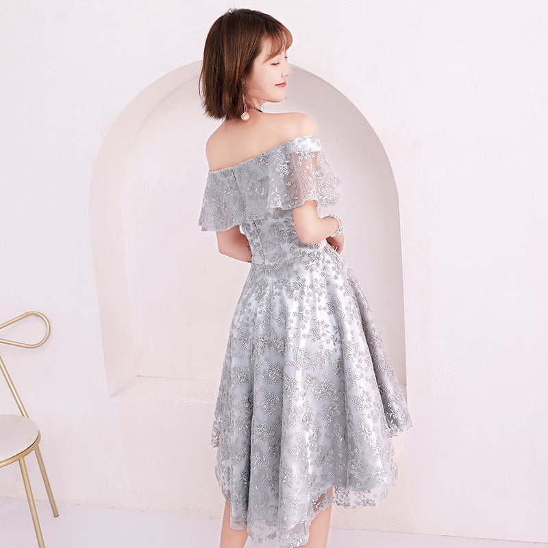 Vestido de fiesta de encaje gris claro con hombros descubiertos y corte alto 