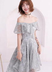 Vestido de fiesta de encaje gris claro con hombros descubiertos y corte alto 