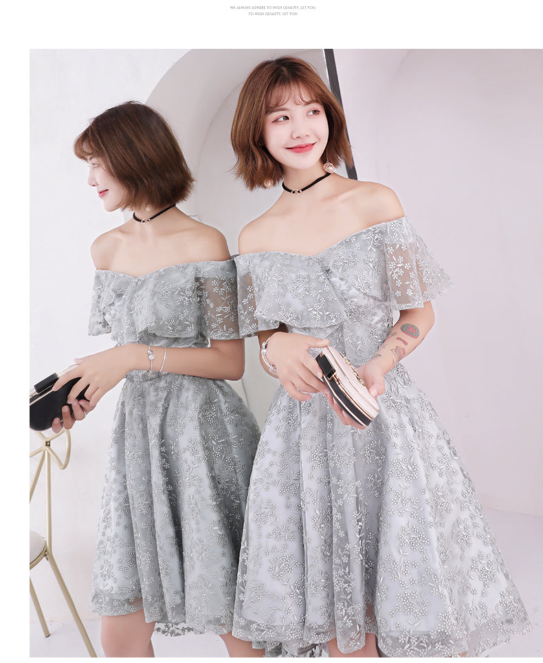 Vestido de fiesta de encaje gris claro con hombros descubiertos y corte alto 