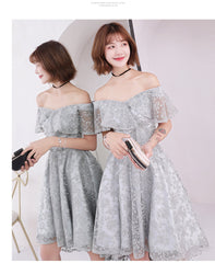 Vestido de fiesta de encaje gris claro con hombros descubiertos y corte alto 