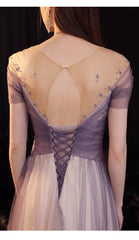 Vestido de fiesta largo hasta el suelo con mangas cortas y corte A de tul degradado en morado claro 
