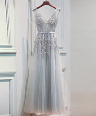 Vestido de fiesta largo con escote en V y apliques de encaje gris plateado claro 