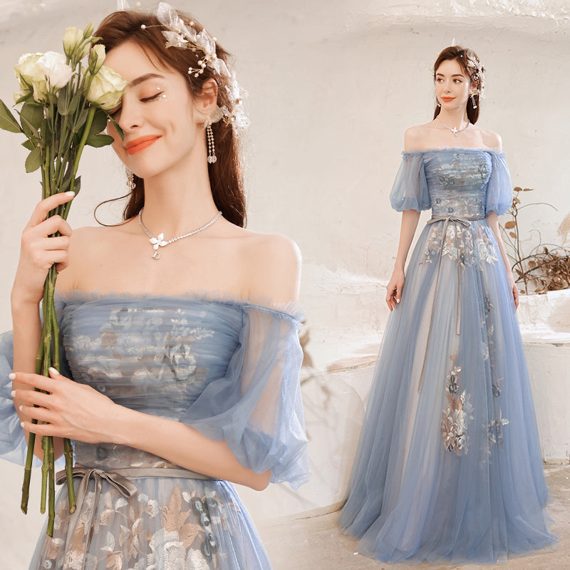 Hermosos vestidos formales largos de tul azul con encaje y hombros descubiertos