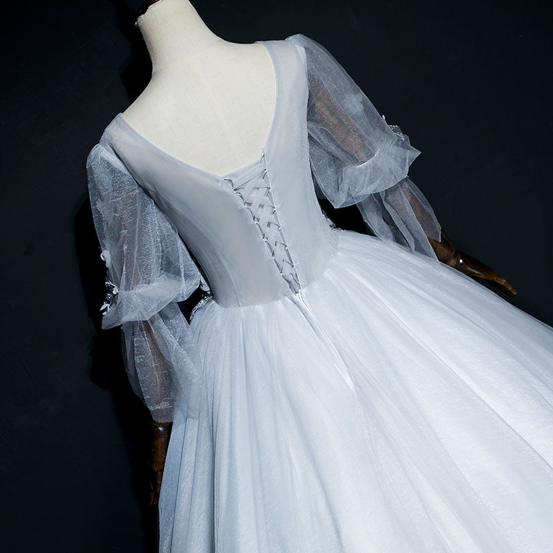 Precioso vestido formal largo de tul gris con mangas abullonadas y encaje 