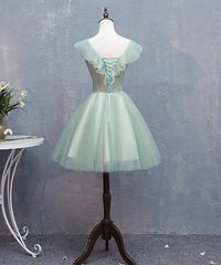 Precioso vestido de fiesta corto de tul con escote en V y encaje floral. 