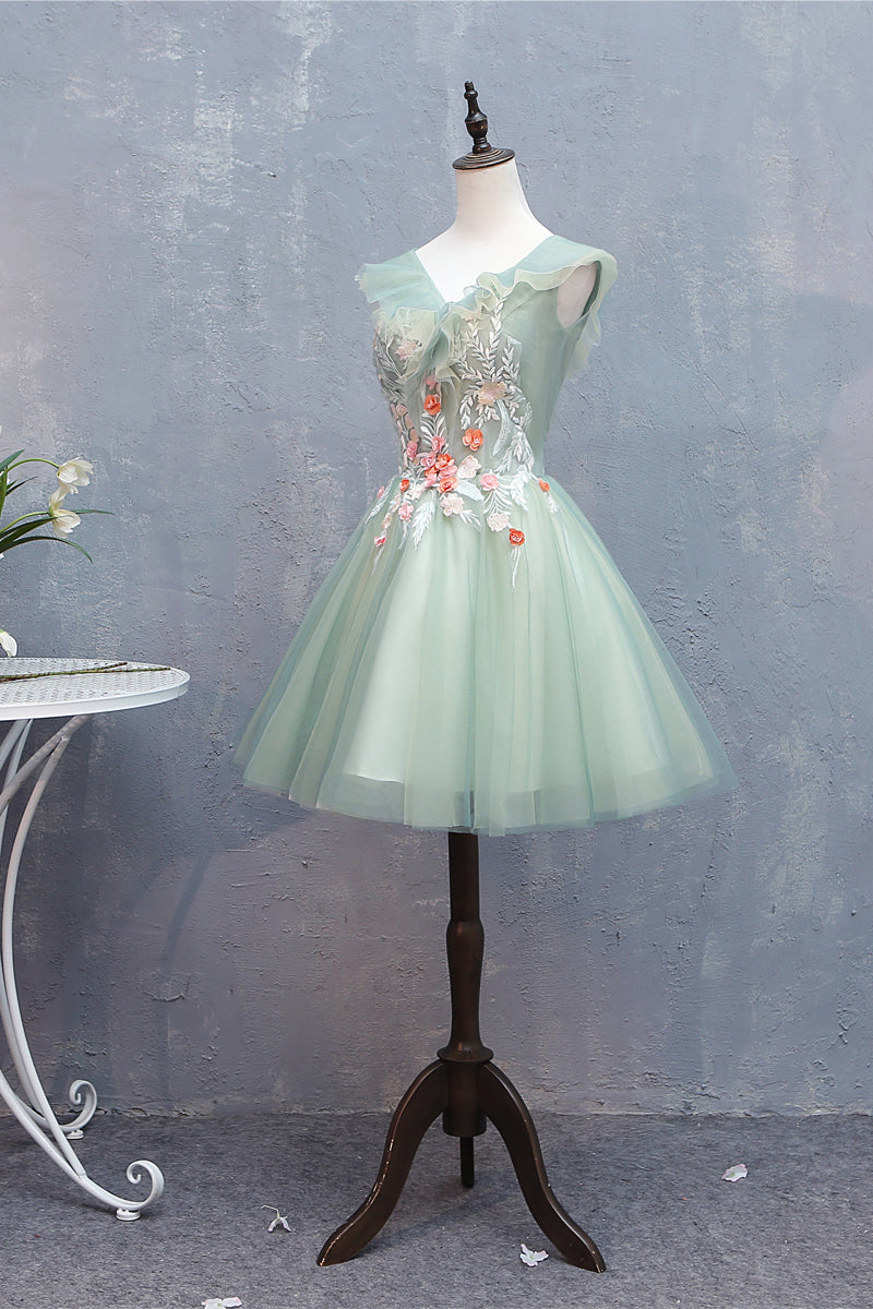 Precioso vestido de fiesta corto de tul con escote en V y encaje floral. 