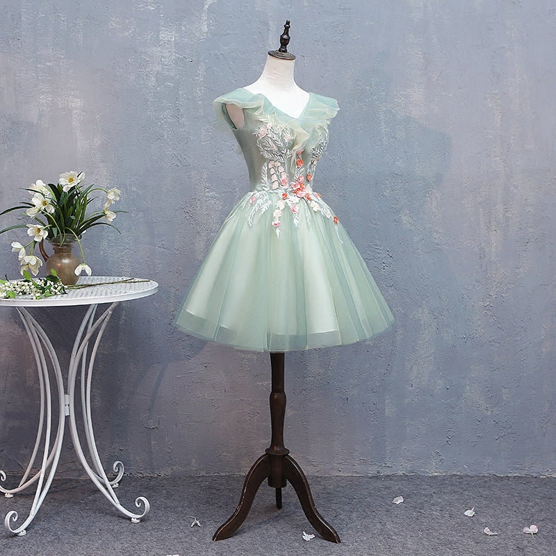Precioso vestido de fiesta corto de tul con escote en V y encaje floral. 