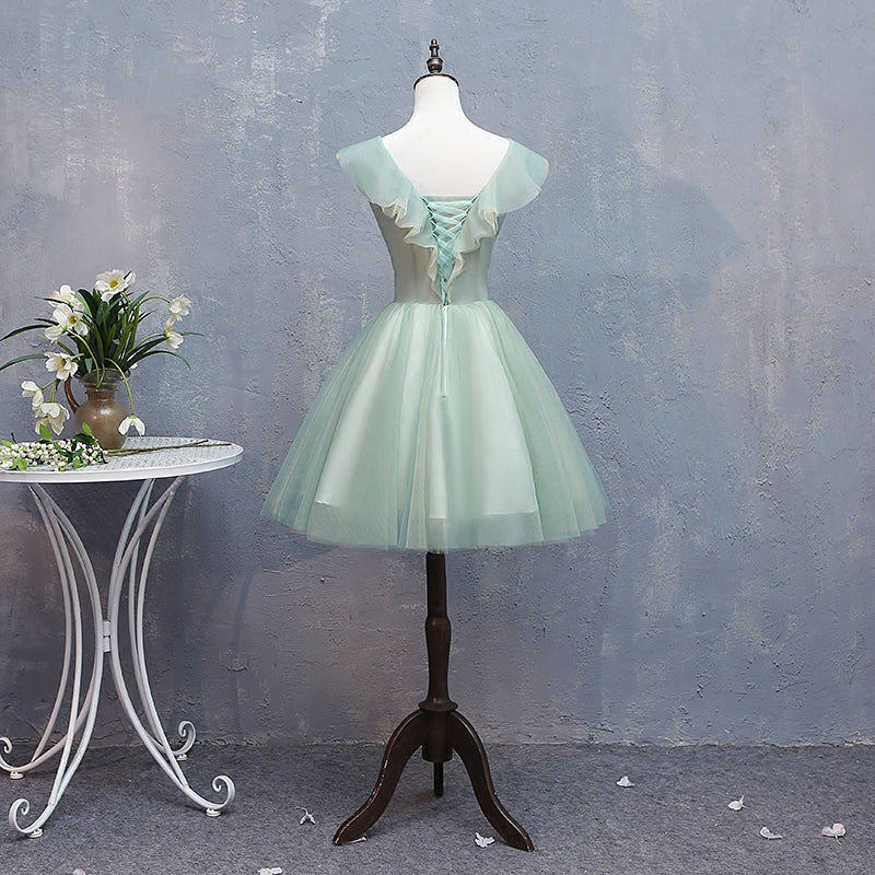 Precioso vestido de fiesta corto de tul con escote en V y encaje floral. 