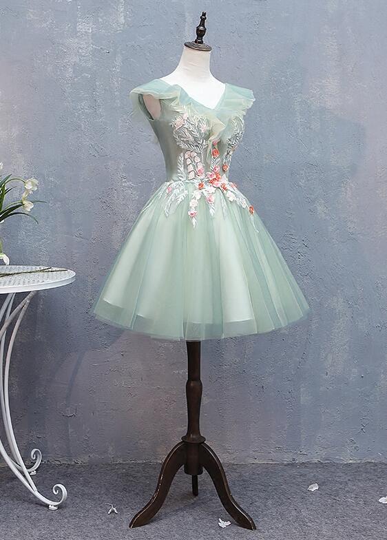 Precioso vestido de fiesta corto de tul con escote en V y encaje floral. 