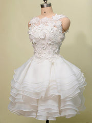 Precioso vestido de fiesta corto con capas y flores de encaje 
