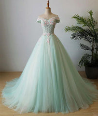 Elegante vestido de tul verde claro con hombros descubiertos para quinceañeras 
